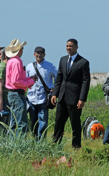 Illustration for article titled Men in Black 3 set photos